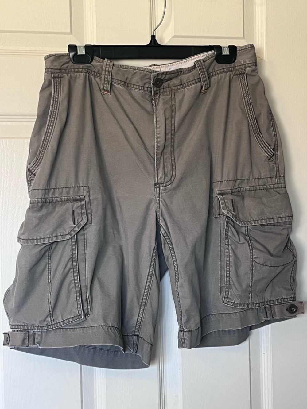 GAP Men's 32 Y2K Loose Fit Khaki Brown Cargo Shorts - Utility Pocket Style